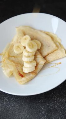 Krep tatlı muz dilimli gözleme kahvaltı yemeği organik lezzetli gurme yemek arkaplanı masa kırsal yiyeceklerin üst görüntüsü fotokopi alanı.