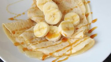 Krep tatlı muz dilimli gözleme kahvaltı yemeği organik lezzetli gurme yemek arkaplanı masa kırsal yiyeceklerin üst görüntüsü fotokopi alanı.