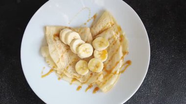 Krep tatlı muz dilimli gözleme kahvaltı yemeği organik lezzetli gurme yemek arkaplanı masa kırsal yiyeceklerin üst görüntüsü fotokopi alanı.