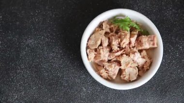 Ton balığı konservesi deniz ürünleri aperatifler organik taze lezzetli gurme yemek arkaplanı masa üzerinde rustik gıda üst görünümü fotokopi alanı pesseeter diyet