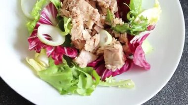 Salata konserveli ton balığı, yeşil yaprak, marul, deniz ürünleri aperatif sebze, organik lezzetli gurme yemek arkaplan, masa üzerinde rustik üst görünüm fotokopi alanı. 