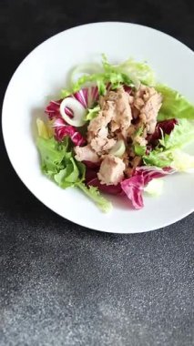 Salata konserveli ton balığı, yeşil yaprak, marul, deniz ürünleri aperatif sebze, organik lezzetli gurme yemek arkaplan, masa üzerinde rustik üst görünüm fotokopi alanı. 