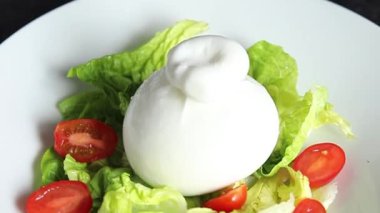 Salata burrata peynirli bufalo sütlü peynir salata tabağı sofrada taze gurme yemek arkaplanı rustik yemekler üst görünümde fotokopi alanı