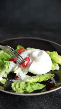 Salata burrata peynirli bufalo sütlü peynir salata tabağı sofrada taze gurme yemek arkaplanı rustik yemekler üst görünümde fotokopi alanı