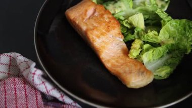 Somon balığı kızartması, deniz ürünleri, taze gurme, sofrada yemek, sade yemek, karaborsa diyet.