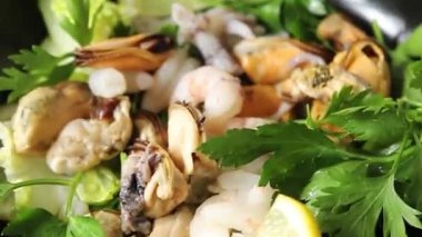 Salata deniz ürünleri karidesi, midye, mürekkep balığı, rapawn, karides, yeşil yaprak tabağı taze yemek arkaplanı masa rustik gıda üst görünümü fotokopi alanı