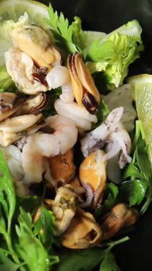 Salata deniz ürünleri karidesi, midye, mürekkep balığı, rapawn, karides, yeşil yaprak tabağı taze yemek arkaplanı masa rustik gıda üst görünümü fotokopi alanı