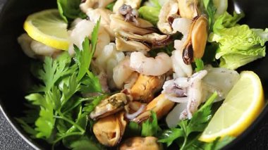 Salata deniz ürünleri karidesi, midye, mürekkep balığı, rapawn, karides, yeşil yaprak tabağı taze yemek arkaplanı masa rustik gıda üst görünümü fotokopi alanı