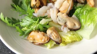 Salata deniz ürünleri karidesi, midye, mürekkep balığı, rapawn, karides, yeşil yaprak tabağı taze yemek arkaplanı masa rustik gıda üst görünümü fotokopi alanı