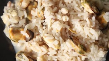 Pirinç deniz mahsullü risotto midye, karides, karides, rapan, mürekkep balığı yemeği taze gurme yemek arka planı masa rustik gıda üst görünümü fotokopi alanı