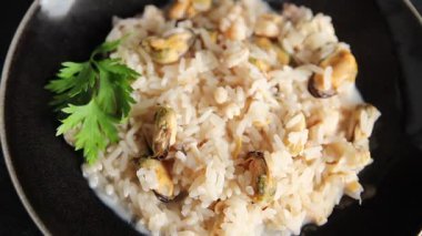 Pirinç deniz mahsullü risotto midye, karides, karides, rapan, mürekkep balığı yemeği taze gurme yemek arka planı masa rustik gıda üst görünümü fotokopi alanı