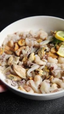 Deniz ürünleri karışımı, karides, karides, rapan, kalamar yemeği frut de mer taze gurme yemek arkaplanı masa üzerinde rustik gıdalar üst görünüm uzay Keto paleo diyet vejetaryen diyeti