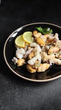 Deniz ürünleri karışımı, karides, karides, rapan, kalamar yemeği frut de mer taze gurme yemek arkaplanı masa üzerinde rustik gıdalar üst görünüm uzay Keto paleo diyet vejetaryen diyeti