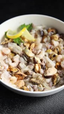 Deniz ürünleri karışımı, karides, karides, rapan, kalamar yemeği frut de mer taze gurme yemek arkaplanı masa üzerinde rustik gıdalar üst görünüm uzay Keto paleo diyet vejetaryen diyeti