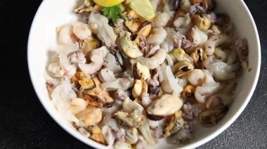 Deniz ürünleri karışımı, karides, karides, rapan, kalamar yemeği frut de mer taze gurme yemek arkaplanı masa üzerinde rustik gıdalar üst görünüm uzay Keto paleo diyet vejetaryen diyeti