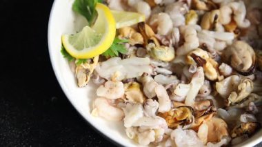 Deniz ürünleri karışımı, karides, karides, rapan, kalamar yemeği frut de mer taze gurme yemek arkaplanı masa üzerinde rustik gıdalar üst görünüm uzay Keto paleo diyet vejetaryen diyeti