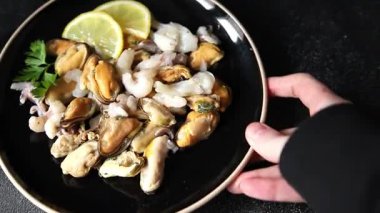 Deniz ürünleri karışımı, karides, karides, rapan, kalamar yemeği frut de mer taze gurme yemek arkaplanı masa üzerinde rustik gıdalar üst görünüm uzay Keto paleo diyet vejetaryen diyeti