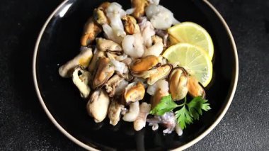 Deniz ürünleri karışımı, karides, karides, rapan, kalamar yemeği frut de mer taze gurme yemek arkaplanı masa üzerinde rustik gıdalar üst görünüm uzay Keto paleo diyet vejetaryen diyeti