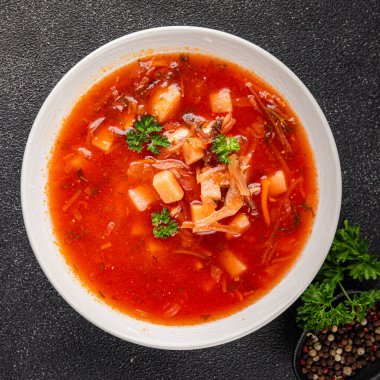 Kırmızı çorba sebze çorbası sebze çorbası. Sebze çorbası. Sebze çorbası. Masada taze gurme yemek.