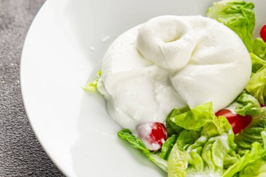 Salata burrata peynirli bufalo peynirli salata salatası salatası taze gurme yemek arkaplanı masa rustik yemekler üst görünüm fotokopi uzay keto ve paleo diyet vejetaryen