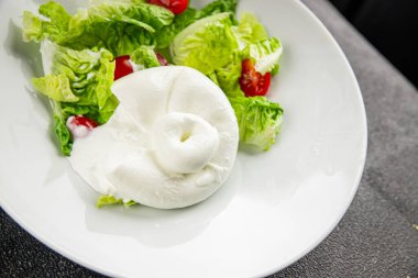 Salata burrata peynirli bufalo peynirli salata salatası salatası taze gurme yemek arkaplanı masa rustik yemekler üst görünüm fotokopi uzay keto ve paleo diyet vejetaryen