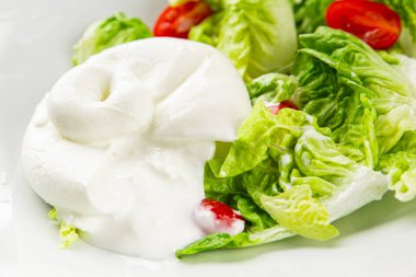 Salata burrata peynirli bufalo peynirli salata salatası salatası taze gurme yemek arkaplanı masa rustik yemekler üst görünüm fotokopi uzay keto ve paleo diyet vejetaryen