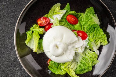 Salata burrata peynirli bufalo peynirli salata salatası salatası taze gurme yemek arkaplanı masa rustik yemekler üst görünüm fotokopi uzay keto ve paleo diyet vejetaryen