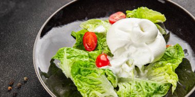 Salata burrata peynirli bufalo peynirli salata salatası salatası taze gurme yemek arkaplanı masa rustik yemekler üst görünüm fotokopi uzay keto ve paleo diyet vejetaryen