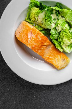 Somon balığı kızarmış deniz ürünleri taze gurme yemek arkaplan masa üzerinde rustik gıda üst görünüm fotokopi alanı pesseeter diyet