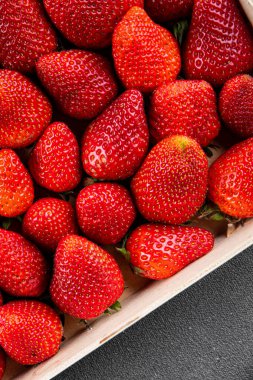 Strawberrie taze böğürtlen olgun kırmızı tatlı tatlı tatlı gurme yemek arka planı masa rustik gıda üst görünüm fotokopi alanı