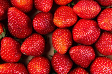 Strawberrie taze böğürtlen olgun kırmızı tatlı tatlı tatlı gurme yemek arka planı masa rustik gıda üst görünüm fotokopi alanı