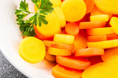 Havuç halkaları kaynamış sebze yemeği taze lezzetli gurme yemek arka planı masaya rustik gıda fotokopi alanı keto ve paleo diyet vejetaryen ve vejetaryen gıda