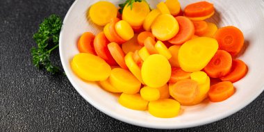 Havuç halkaları kaynamış sebze yemeği taze lezzetli gurme yemek arka planı masaya rustik gıda fotokopi alanı keto ve paleo diyet vejetaryen ve vejetaryen gıda