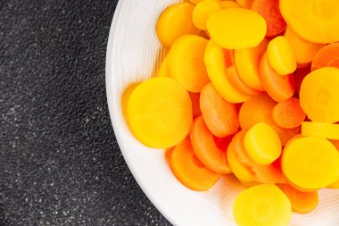 Havuç halkaları kaynamış sebze yemeği taze lezzetli gurme yemek arka planı masaya rustik gıda fotokopi alanı keto ve paleo diyet vejetaryen ve vejetaryen gıda