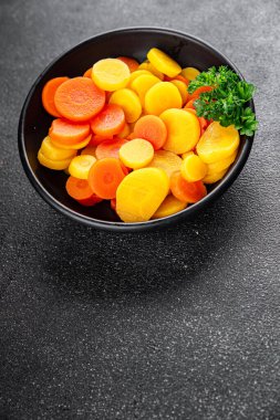 Havuç halkaları kaynamış sebze yemeği taze lezzetli gurme yemek arka planı masaya rustik gıda fotokopi alanı keto ve paleo diyet vejetaryen ve vejetaryen gıda