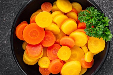 Havuç halkaları kaynamış sebze yemeği taze lezzetli gurme yemek arka planı masaya rustik gıda fotokopi alanı keto ve paleo diyet vejetaryen ve vejetaryen gıda