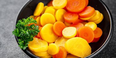 Havuç halkaları kaynamış sebze yemeği taze lezzetli gurme yemek arka planı masaya rustik gıda fotokopi alanı keto ve paleo diyet vejetaryen ve vejetaryen gıda