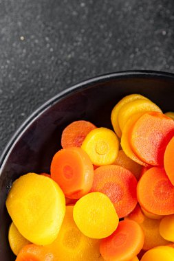 Havuç halkaları kaynamış sebze yemeği taze lezzetli gurme yemek arka planı masaya rustik gıda fotokopi alanı keto ve paleo diyet vejetaryen ve vejetaryen gıda