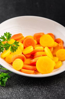 Havuç halkaları kaynamış sebze yemeği taze lezzetli gurme yemek arka planı masaya rustik gıda fotokopi alanı keto ve paleo diyet vejetaryen ve vejetaryen gıda