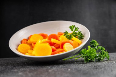 Havuç halkaları kaynamış sebze yemeği taze lezzetli gurme yemek arka planı masaya rustik gıda fotokopi alanı keto ve paleo diyet vejetaryen ve vejetaryen gıda