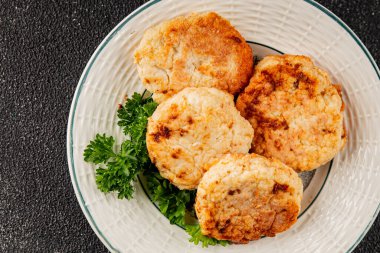 Et, domuz pirzolası, sığır eti, tavuk, kuzu kızartması taze lezzetli gurme yemek arkaplanı masanın kırsal kesiminde fotokopi alanı.