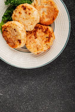 Et, domuz pirzolası, sığır eti, tavuk, kuzu kızartması taze lezzetli gurme yemek arkaplanı masanın kırsal kesiminde fotokopi alanı.