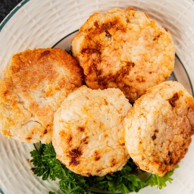 Et, domuz pirzolası, sığır eti, tavuk, kuzu kızartması taze lezzetli gurme yemek arkaplanı masanın kırsal kesiminde fotokopi alanı.