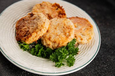 Et, domuz pirzolası, sığır eti, tavuk, kuzu kızartması taze lezzetli gurme yemek arkaplanı masanın kırsal kesiminde fotokopi alanı.