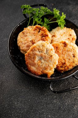 Et, domuz pirzolası, sığır eti, tavuk, kuzu kızartması taze lezzetli gurme yemek arkaplanı masanın kırsal kesiminde fotokopi alanı.