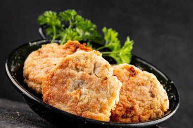 Et, domuz pirzolası, sığır eti, tavuk, kuzu kızartması taze lezzetli gurme yemek arkaplanı masanın kırsal kesiminde fotokopi alanı.