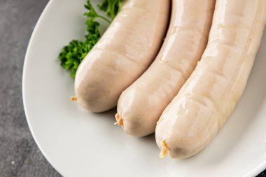 Beyaz sosisli et yemeği taze sucuklu sosis taze lezzetli gurme yemek arkaplanı masa kırsal yiyeceklerin üst görüntüsü fotokopi alanı.