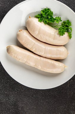 Beyaz sosisli et yemeği taze sucuklu sosis taze lezzetli gurme yemek arkaplanı masa kırsal yiyeceklerin üst görüntüsü fotokopi alanı.