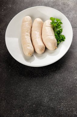 Beyaz sosisli et yemeği taze sucuklu sosis taze lezzetli gurme yemek arkaplanı masa kırsal yiyeceklerin üst görüntüsü fotokopi alanı.