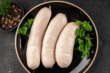 Beyaz sosisli et yemeği taze sucuklu sosis taze lezzetli gurme yemek arkaplanı masa kırsal yiyeceklerin üst görüntüsü fotokopi alanı.